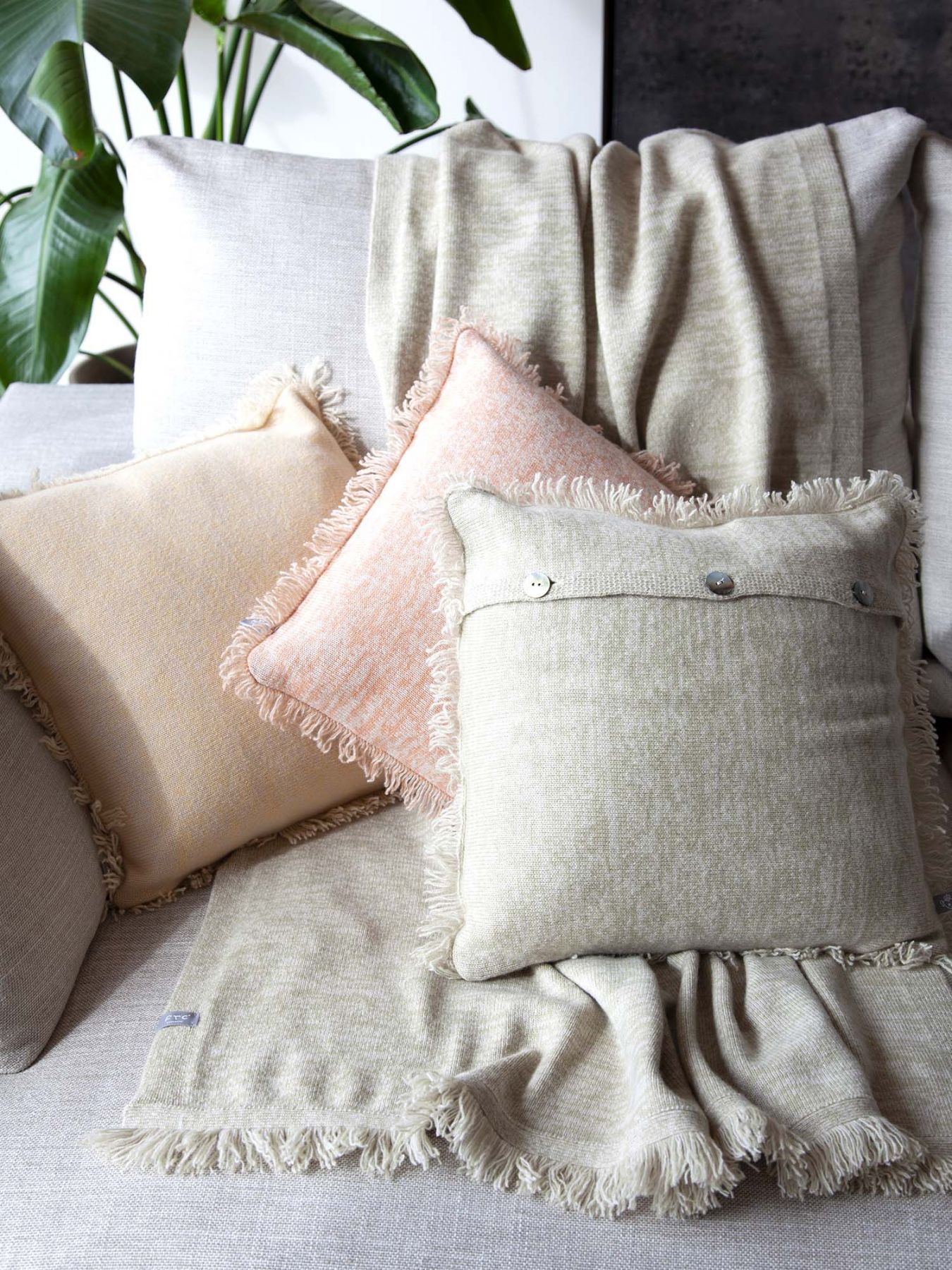 Decorative cushion cover with fringes