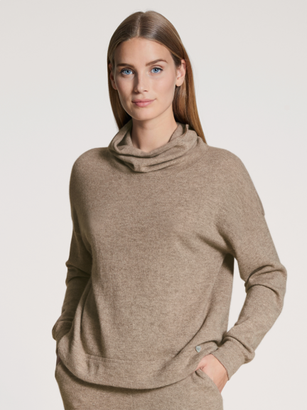 Fine-knit pullover with stand-up collar