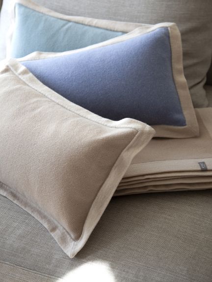 Cushion cover with plated edges 